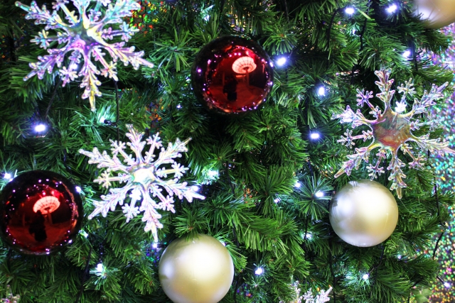 クリスマスツリーはどうして飾るの？由来や起源は？