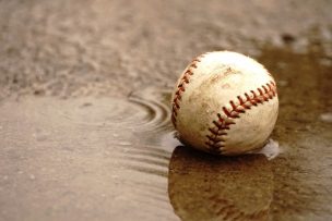 野球が雨で中止なのはなぜ？